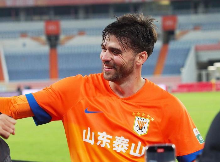 开云体育平台-大连英博留队中锋仅用一场热身赛，就用进球征服球迷，值得期待