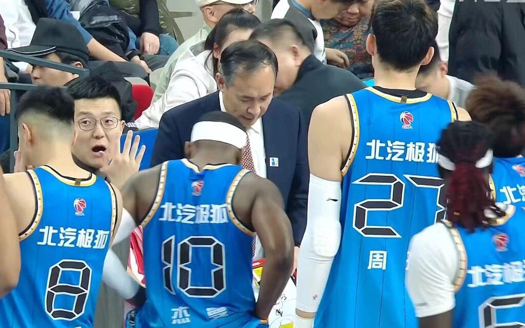 开云网址-北京男篮继续追逐戴维斯 杨鸣力挺杜锋 曾繁日拳击刘全兴下体被罚